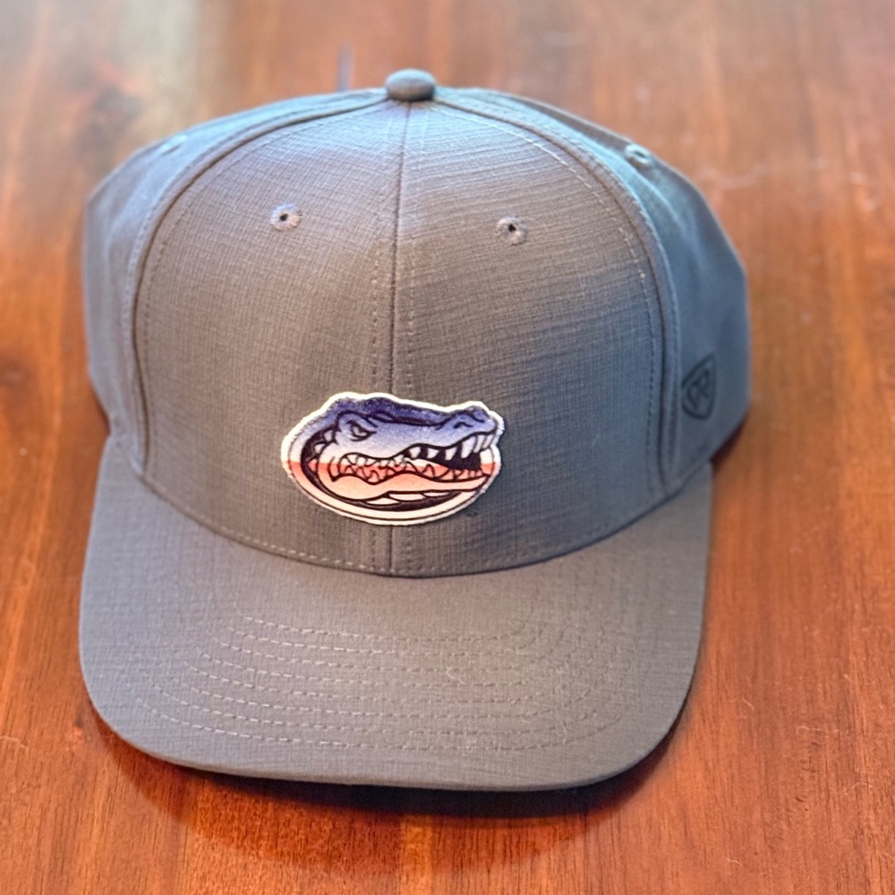 Gray Flex-Fit FLA Gator Hat w/ Stylish Gator Logo on both front/back. Medium Fit